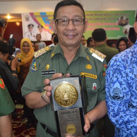 PENYERAHAN PIALA ADIPURA DAN ADIWIYATA TAHUN 2015 OLEH BAPAK GUBRENUR SULSEL