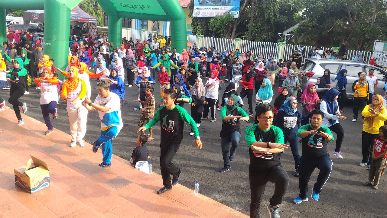 Wabup dan istri Senam Bersama Warga