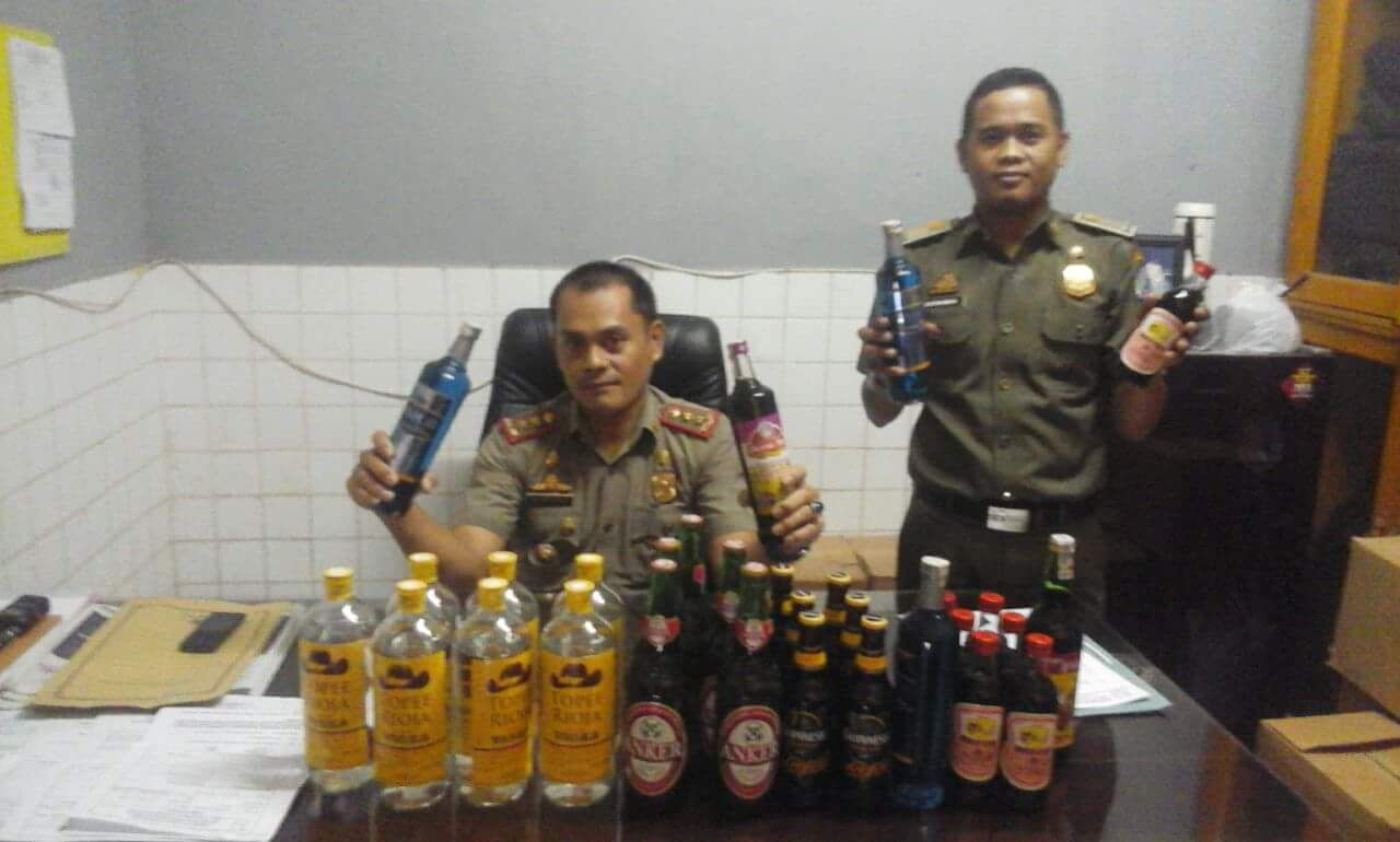 Ratusan Botol Miras Disita Satpol PP 