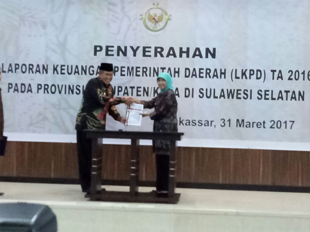 Bupati Bulukumba Serahkan LKPD 2016 ke BPK RI