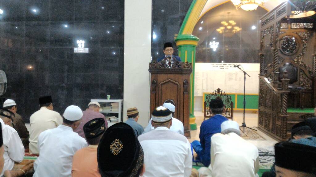 Wabup Tarawih Pertama di Masjid Agung