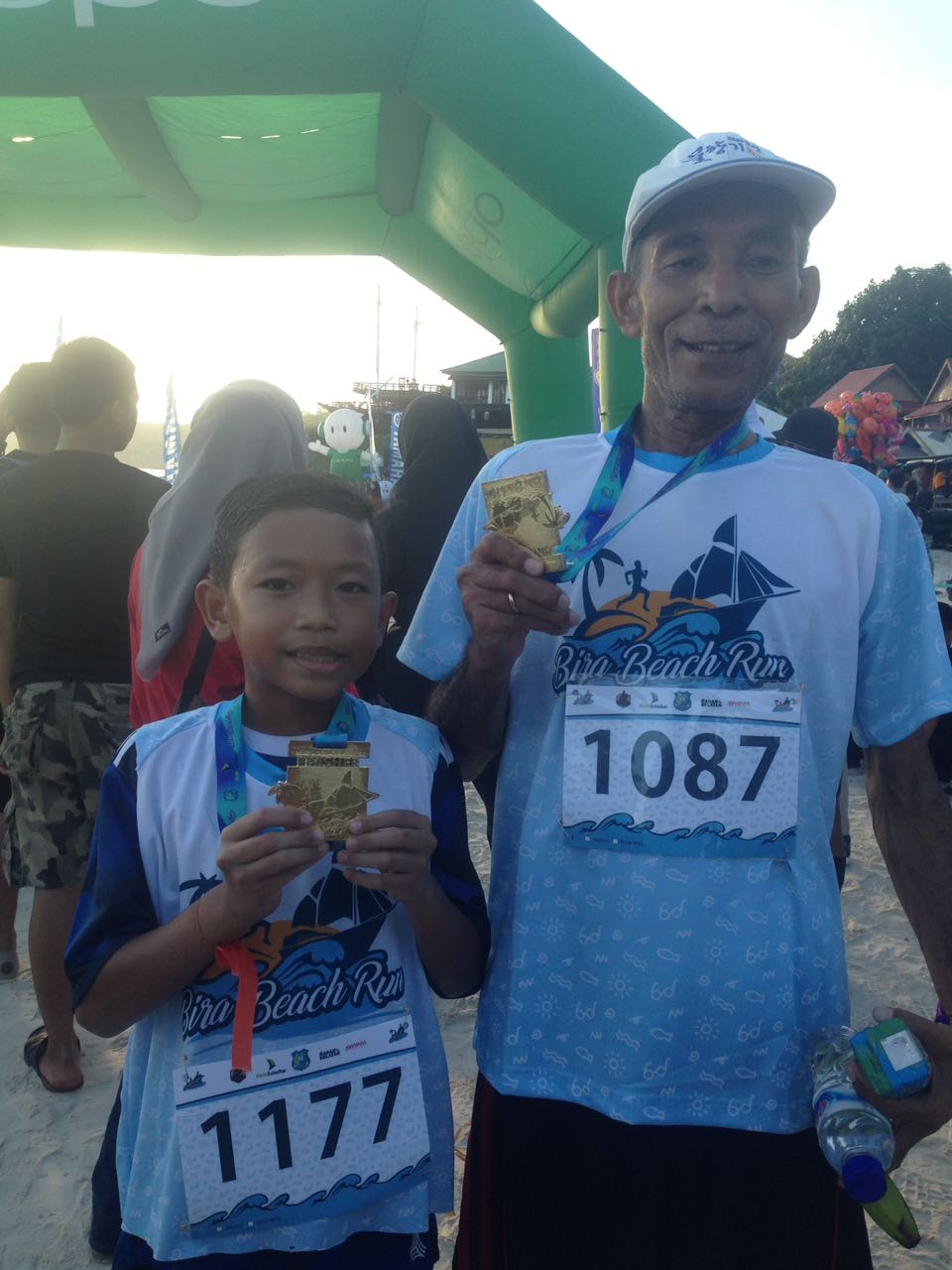 Ini Pelari Termuda dan Tertua Bira Beach Run, Berhasil Taklukkan Puncak Puang Janggo 
