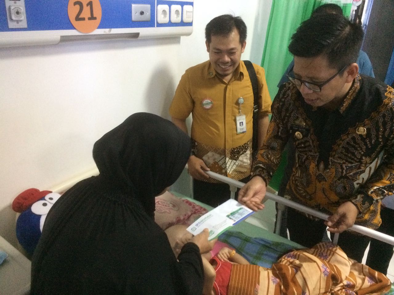 Wabup Serahkan BPJS Reza Untuk Dirujuk ke Makassar  