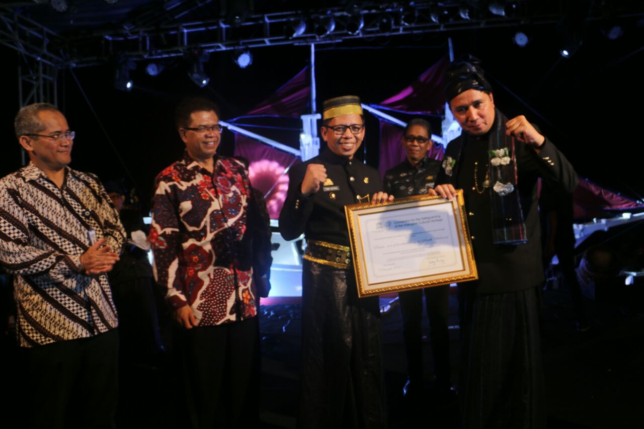 Hilmar Farid Serahkan Sertifikat Pinisi dari UNESCO 