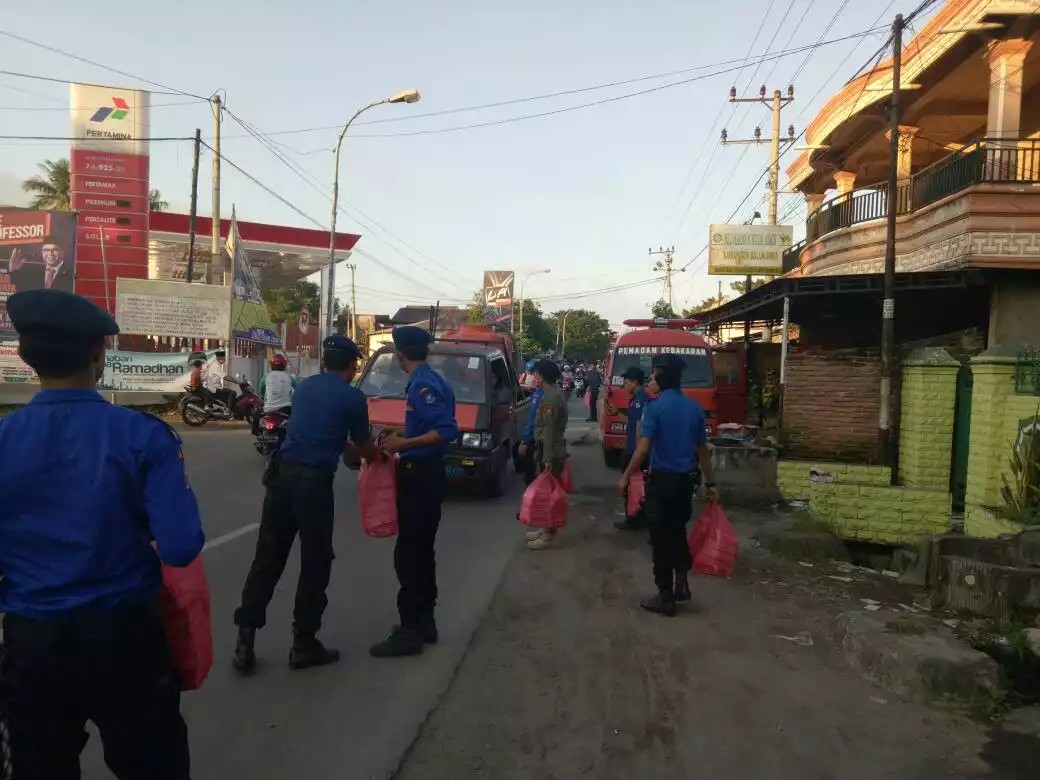 Satpol PP Bagi Takjil 