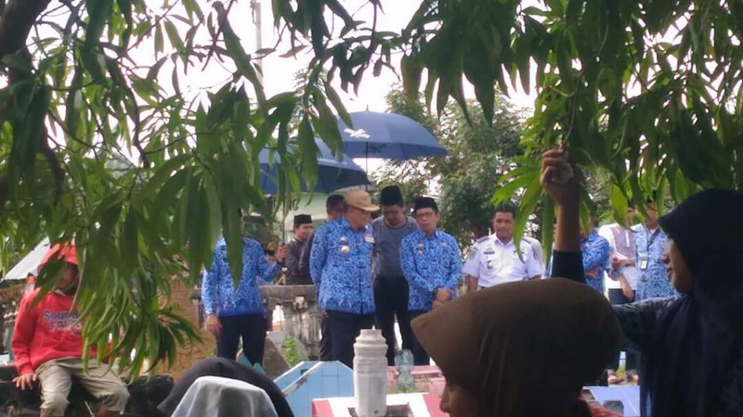 Bupati dan Wakil Antar Jenazah Seklur Ela-Ela ke TPU Taccorong