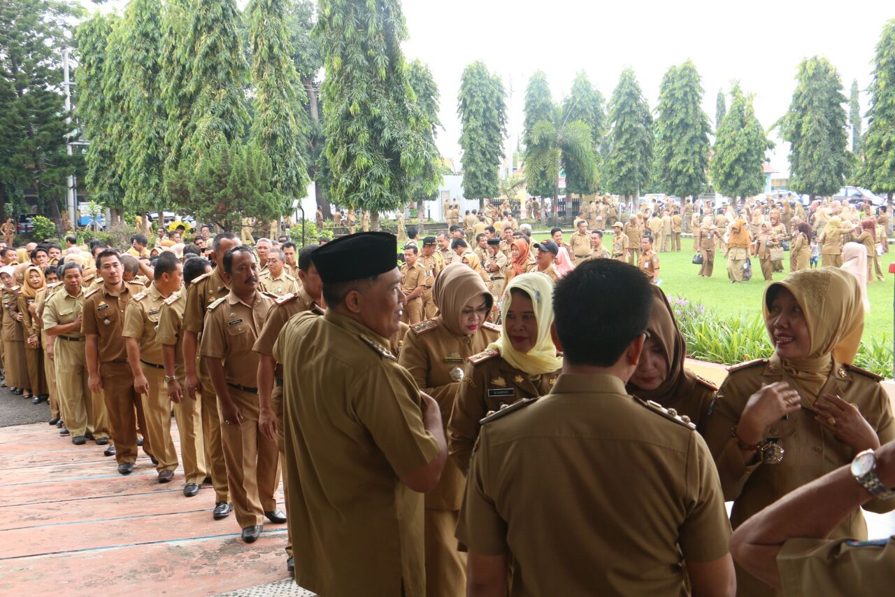Usai Upacara, Pegawai Antri Jabat Tangan dengan Bupati dan Wabup 
