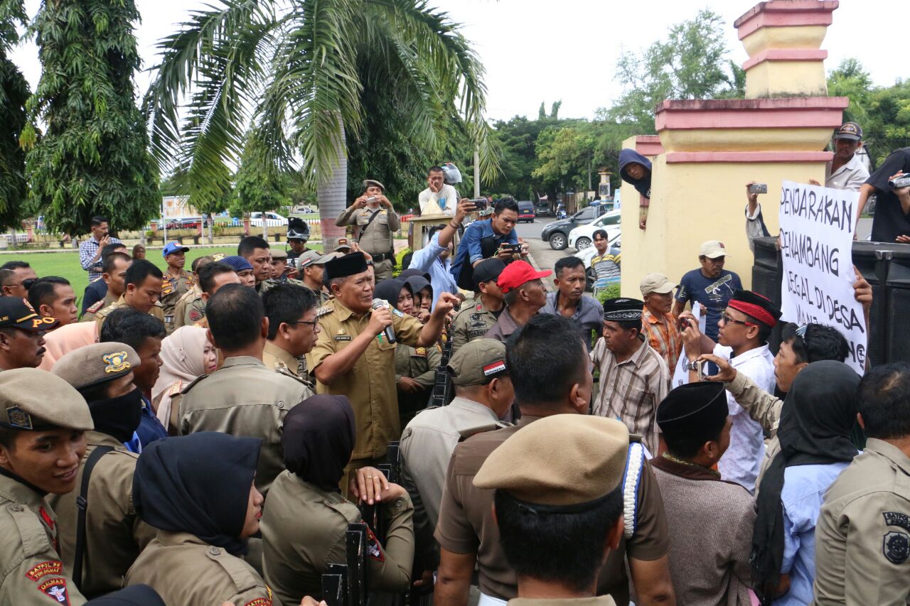 Bupati dan Wabup Terima Warga yang Demo Tambang Ilegal