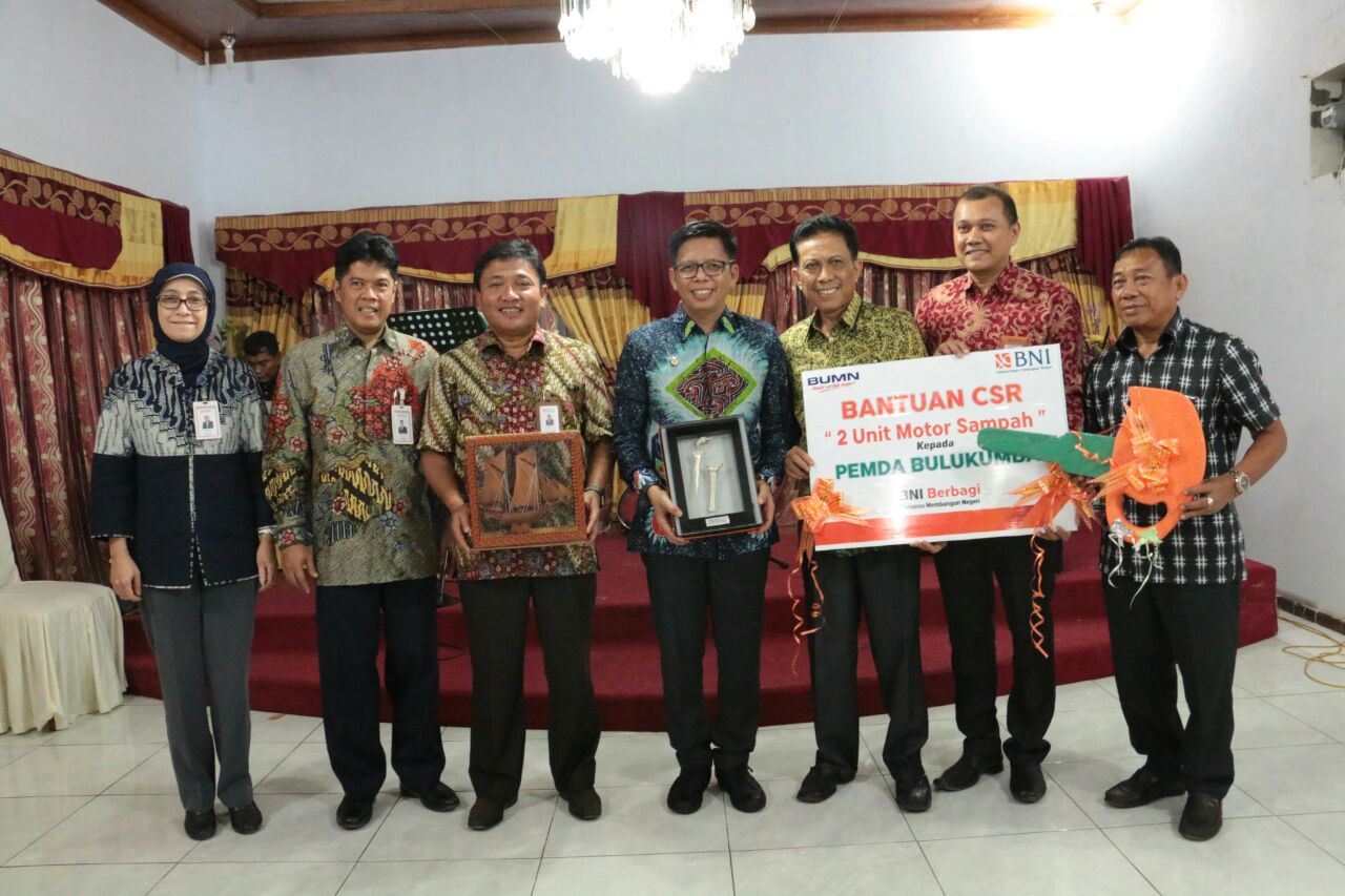 Direktur Pusat BNI Puji Bira dan Pinisi, BNI Serahkan Dua Motor Sampah Untuk Tanjung Bira