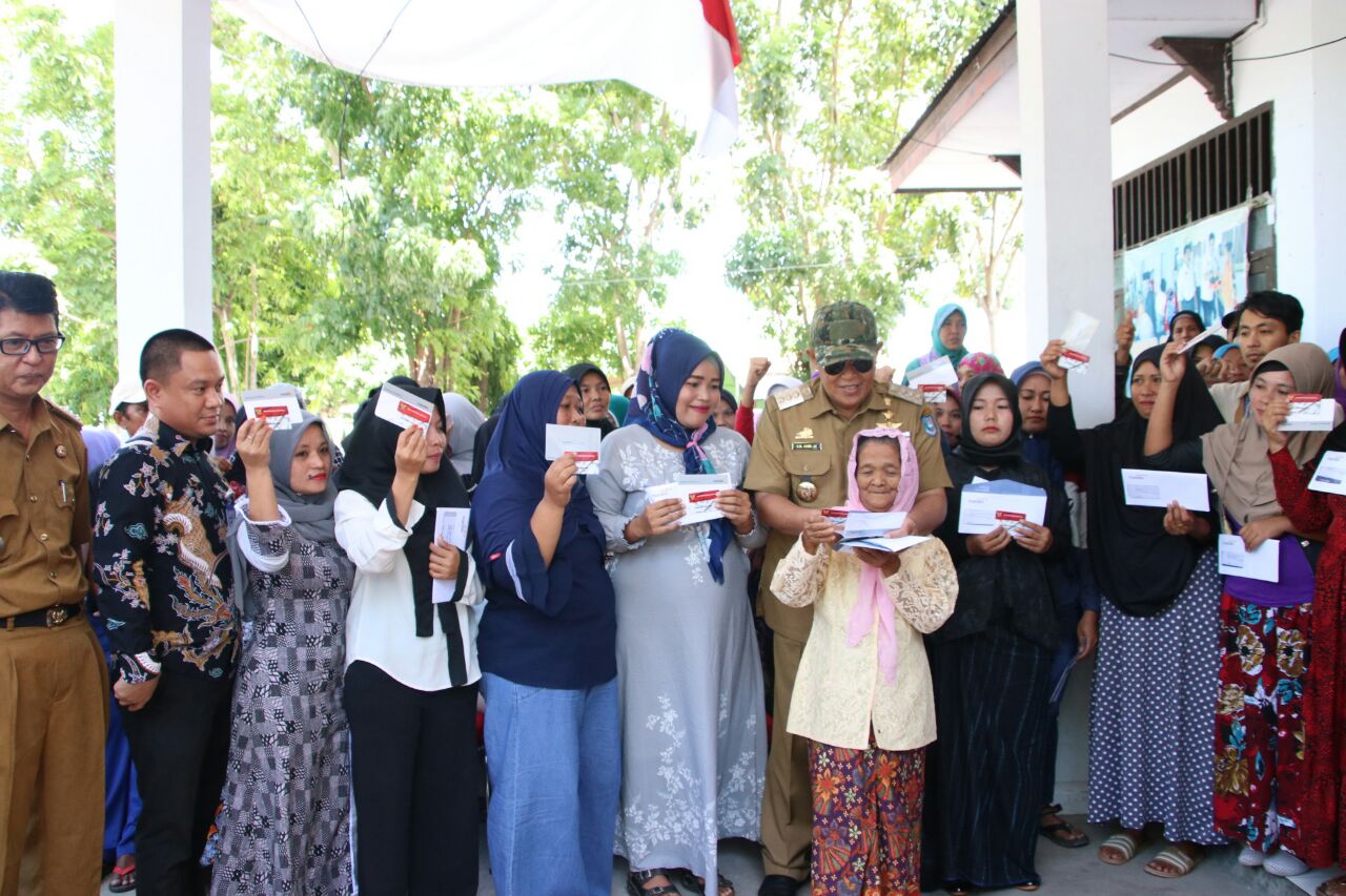 BUPATI SERAHKAN BANTUAN PKH 2018 SEBESAR 27 M