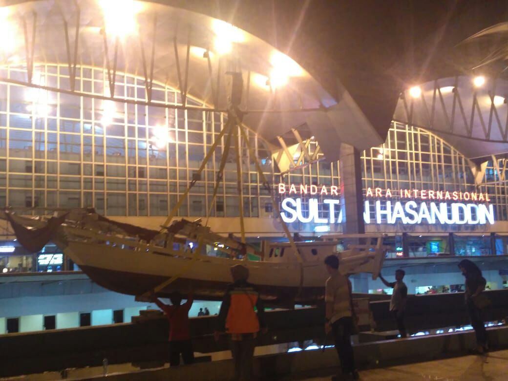 Perahu Pinisi Berlabuh di Bandara Sultan Hasanuddin
