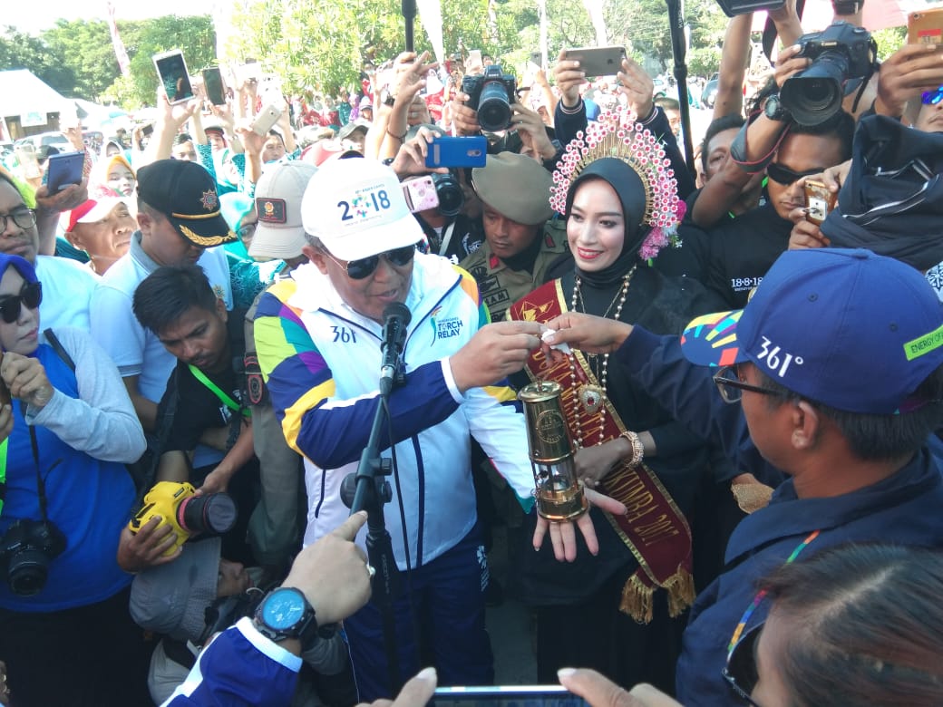 Api Asian Games Disambut Tarian Adat Angngaru Dipelataran Masjid Islamic Center Dato Tiro