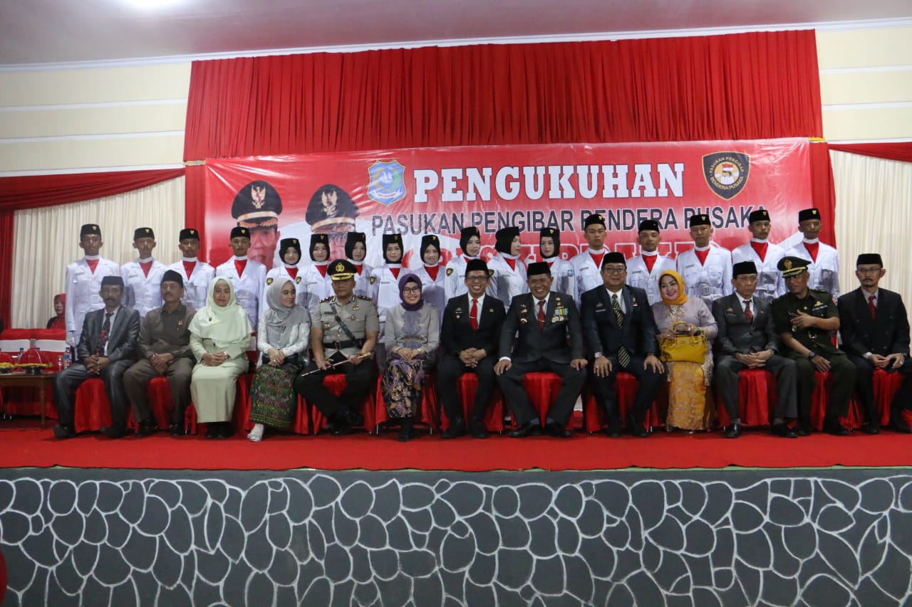 Bupati Kukuhkan Paskibraka HUT Kemerdekaan RI ke 73