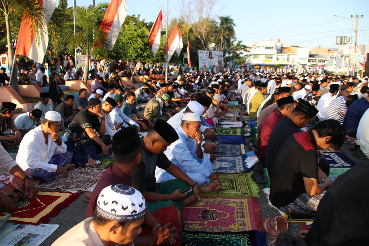 Bupati dan Wabup Shalat Id  Lapangan Pemuda. Serahkan Sapi Kurban ke PHBI