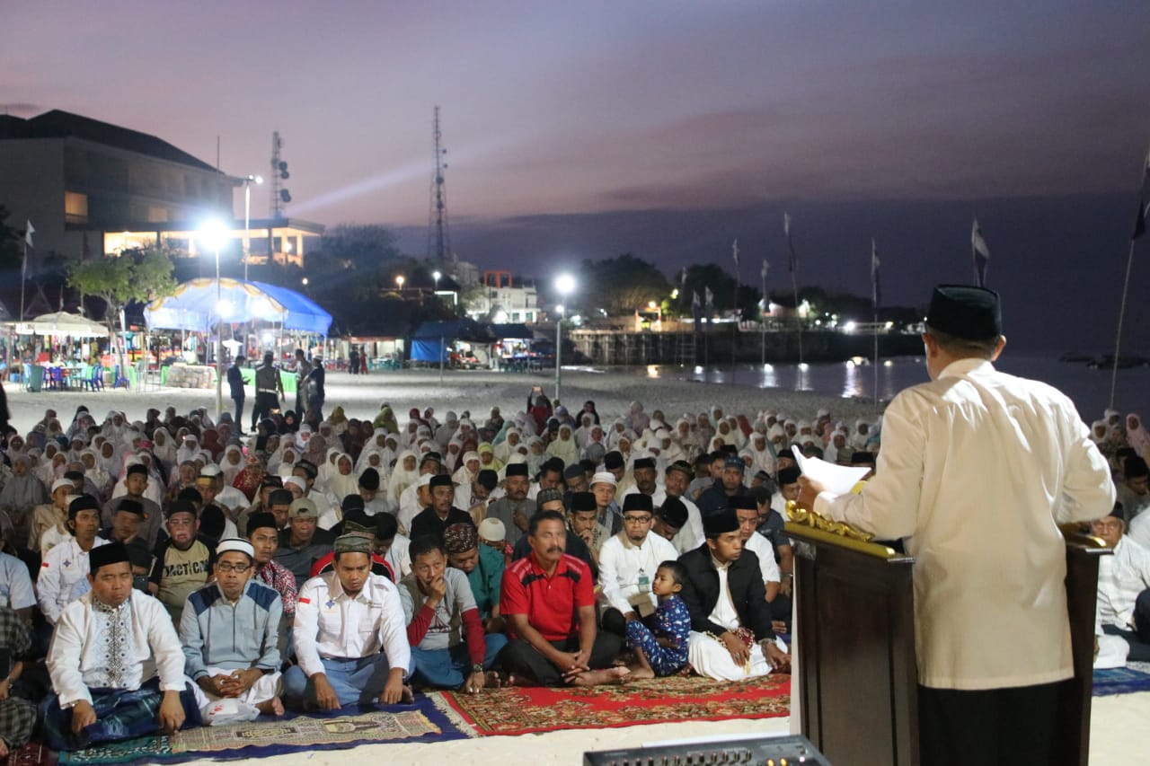 Menanti Fajar di Pantai Bira