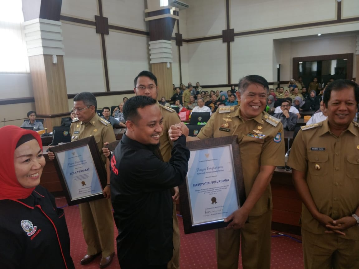 Capai Perekaman e-KTP Tertinggi, Bupati Bulukumba Terima Penghargaan