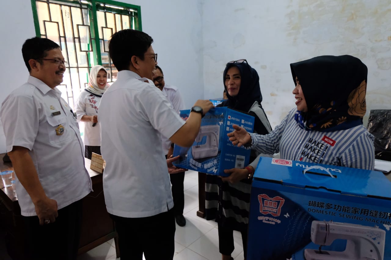 Wabup Serahkan Bantuan Peralatan Usaha kepada 14 Kelompok UKM