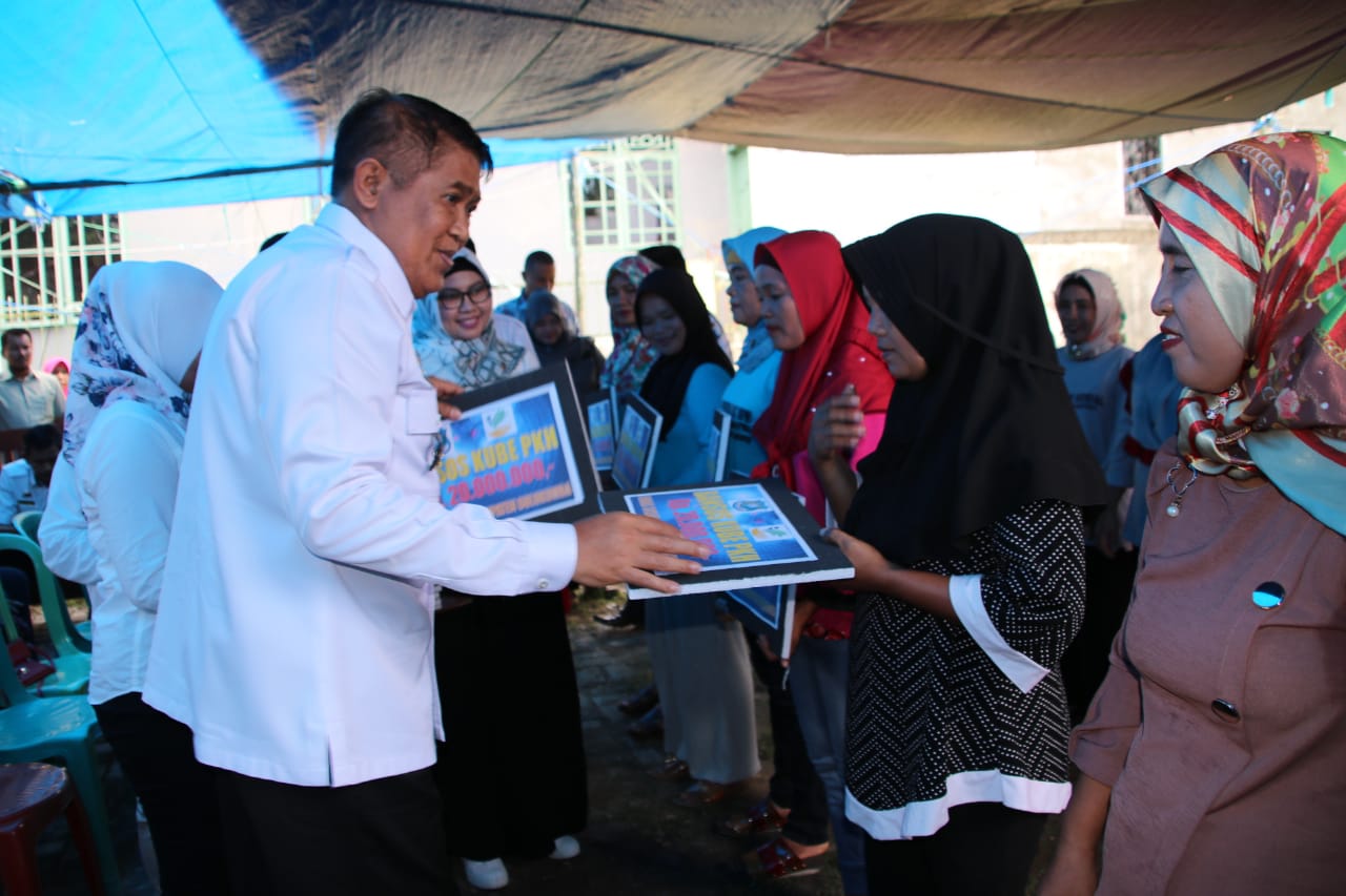 BUPATI BULUKUMBA SERAHKAN BANTUAN PADA KELOMPOK USAHA BERSAMA PROGRAM KELUARGA HARAPAN