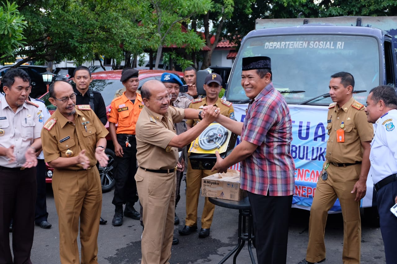 Bupati Serahkan Bantuan Korban Bencana Di Jeneponto