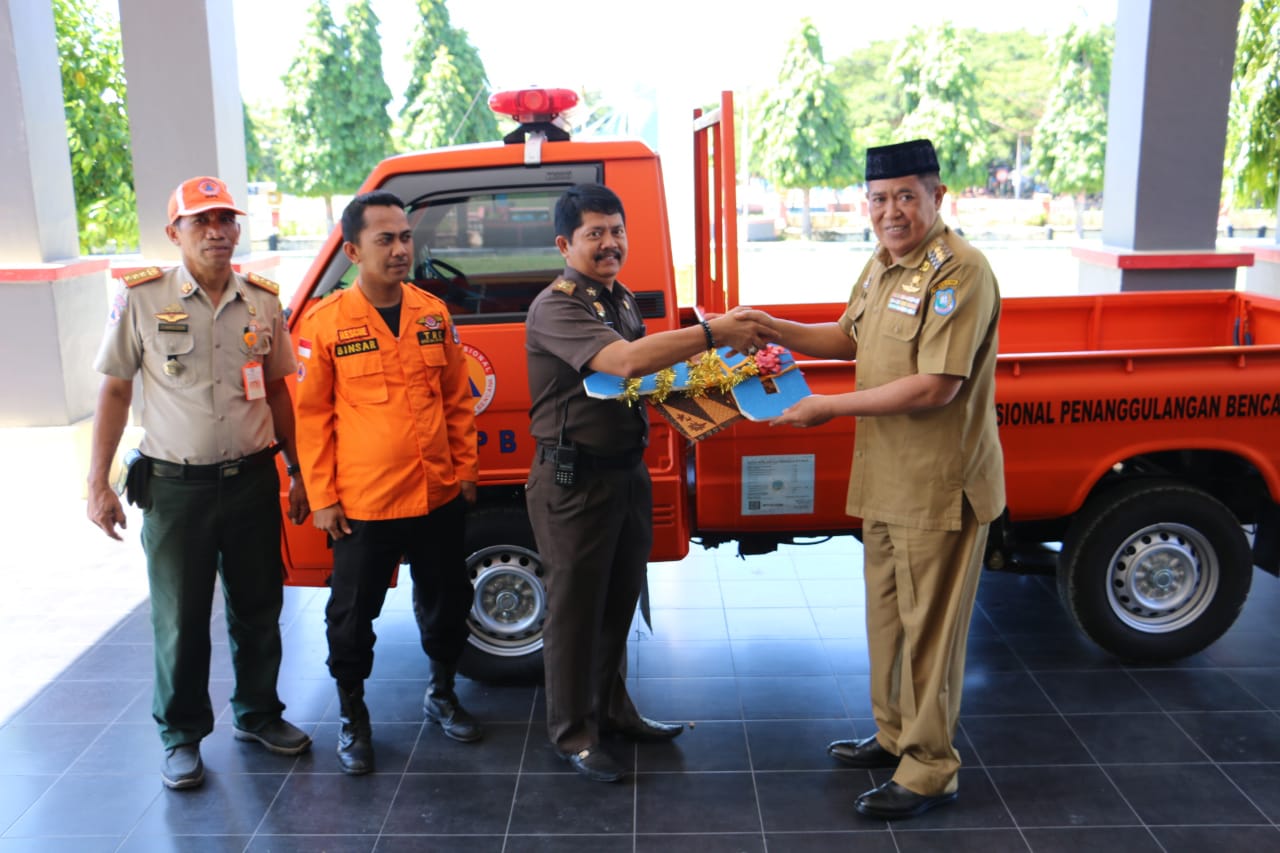 Bupati Serahkan Bantuan Mobil ke Kepala BPBD