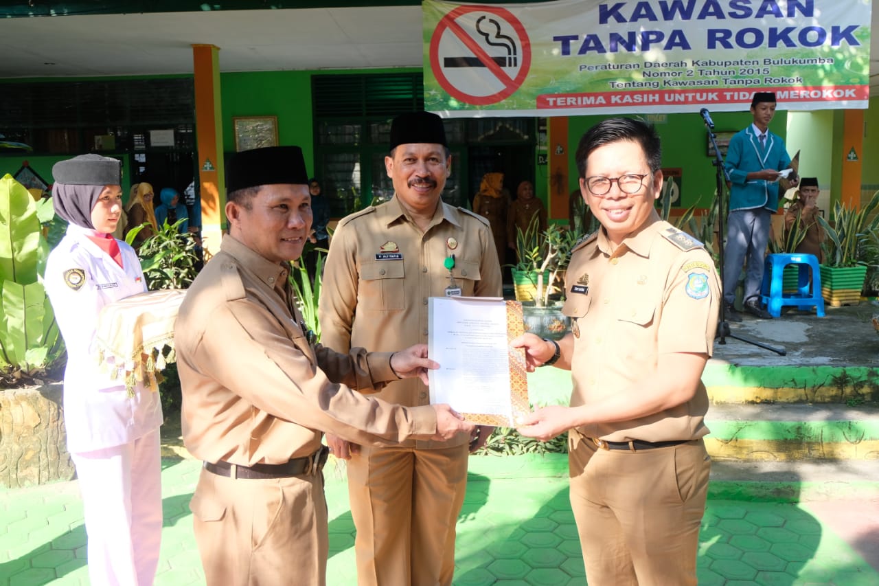 Pimpin Upacara, Wabup Serahkan SK Pemenang Lomba Sekolah Sehat di MAN 2