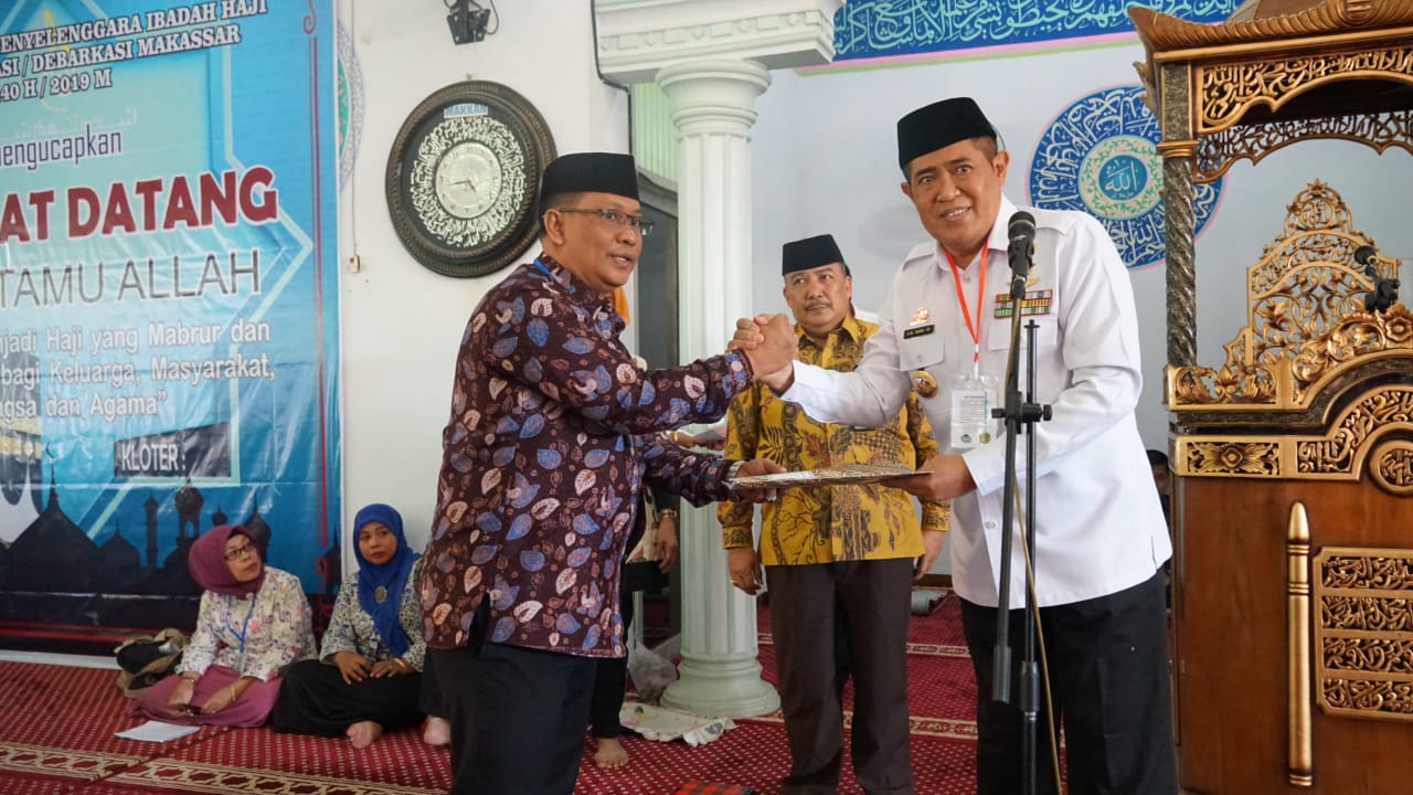 BUPATI SERAHKAN 432 JAMAAH CALON HAJI BULUKUMBA KE PPIH 