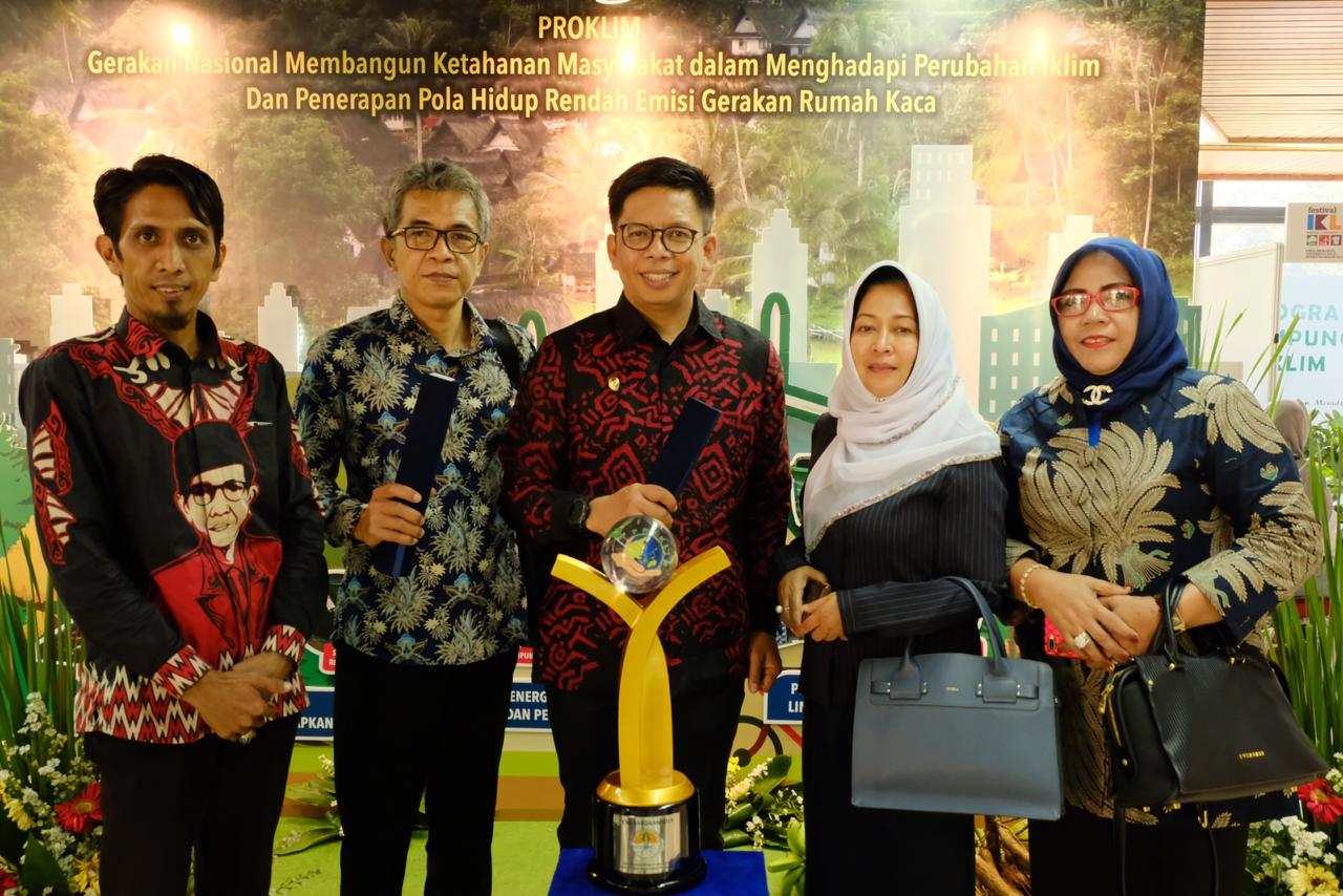 Tomy dan Armin Salassa Terima Penghargaan Proklim