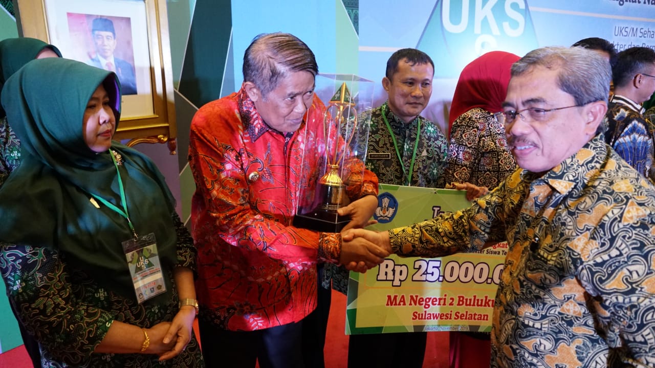 MAN 2 RAIH JUARA 2 NASIONAL SEKOLAH SEHAT BERKARAKTER 2019