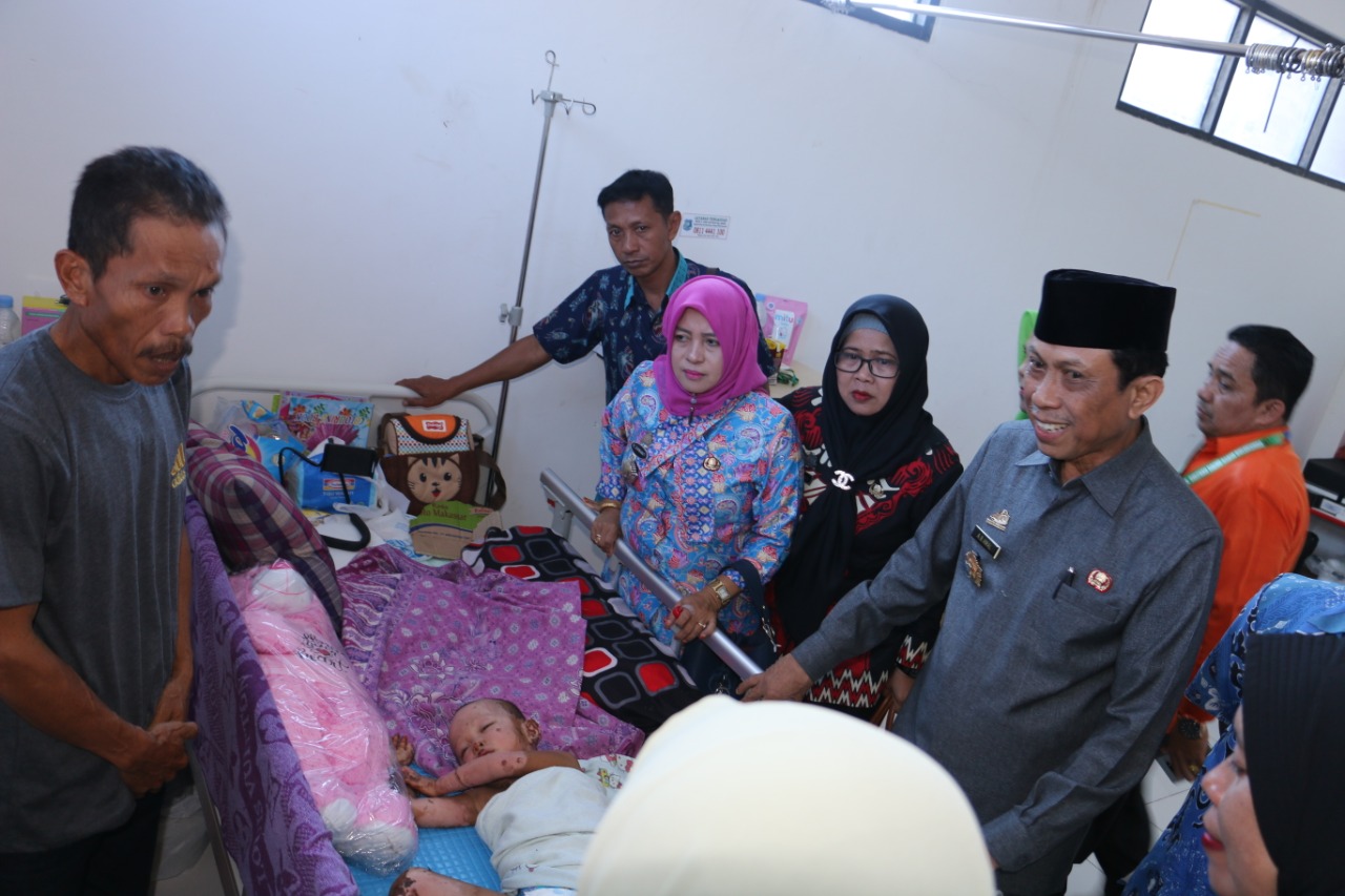 Jelang Hari Korpri, Sekda Bulukumba Kunjungi Korban Tabung Gas Meledak