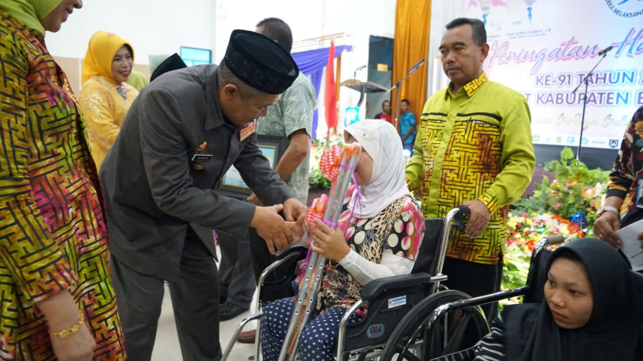 Peringati Hari Ibu , Bupati Bulukumba Serahkan Gender Champions 2019