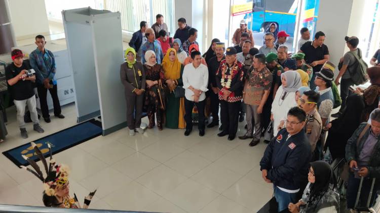 TIBA DI BALIKPAPAN, WAKIL GUBERNUR KALTIM SAMBUT ROMBONGAN BUPATI BULUKUMBA DAN KKB