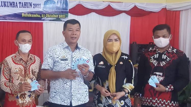 Disdukcapil Serahkan 224 Keping KTP dari Gadis Desa