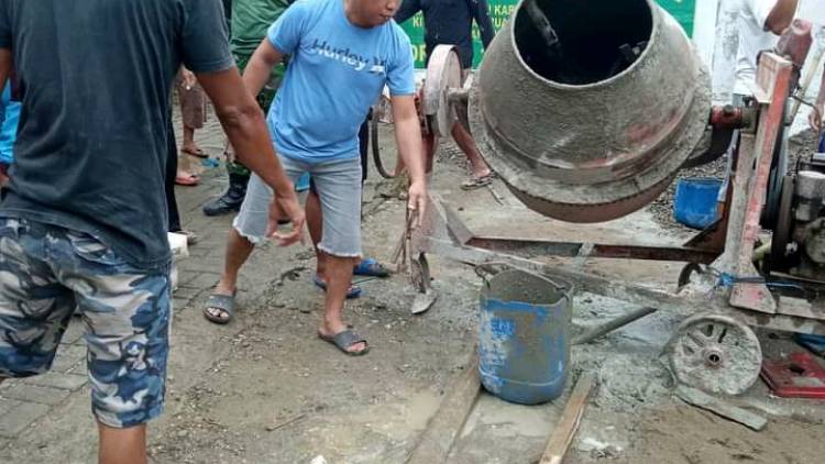 Warga Herlang Gotong Royong Perbaiki Jalanan