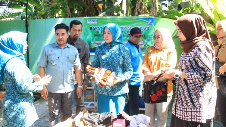 Kunjungi Ela-Ela, Herfida Muchtar Motivasi Warganya Menjadi Kelurahan Terbersih.