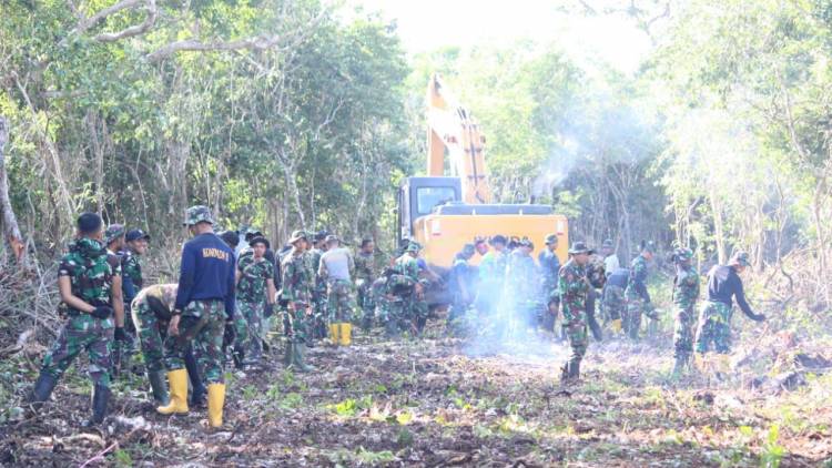 Hujan Tak Surutkan Semangat Satgas TMMD Kodim 1411/Bulukumba.