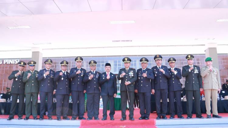 HUT TNI ke 79, Pjs Bupati Bulukumba Serahkan Tumpeng kepada Dandim 1411 
