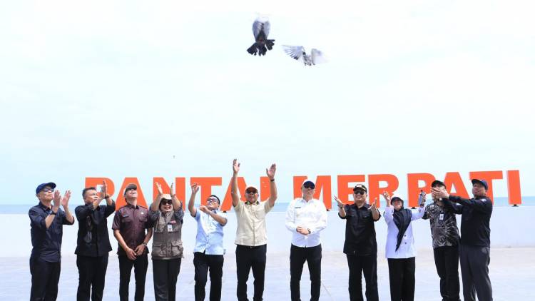 Pj Gubernur Bersama Andi Utta Lepas Burung Merpati Sebagai Tanda Peresmian Pantai Merpati 