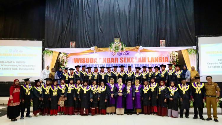 Ratusan Lansia Ikut Wisuda di Bulukumba