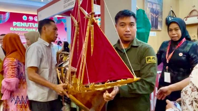 Gubernur Sulsel Apresiasi Miniatur Pinisi Karya UMKM Bulukumba di Pameran HUT Dekranas ke-46