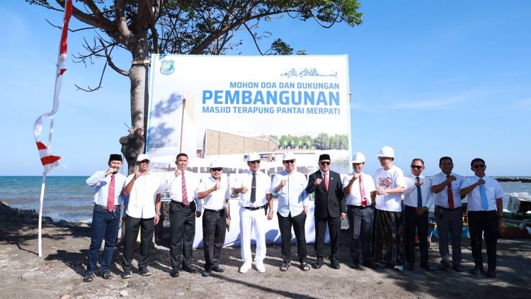 Pemancangan Tiang Tandai Dimulainya Pembangunan Masjid Terapung Pantai Merpati Bulukumba