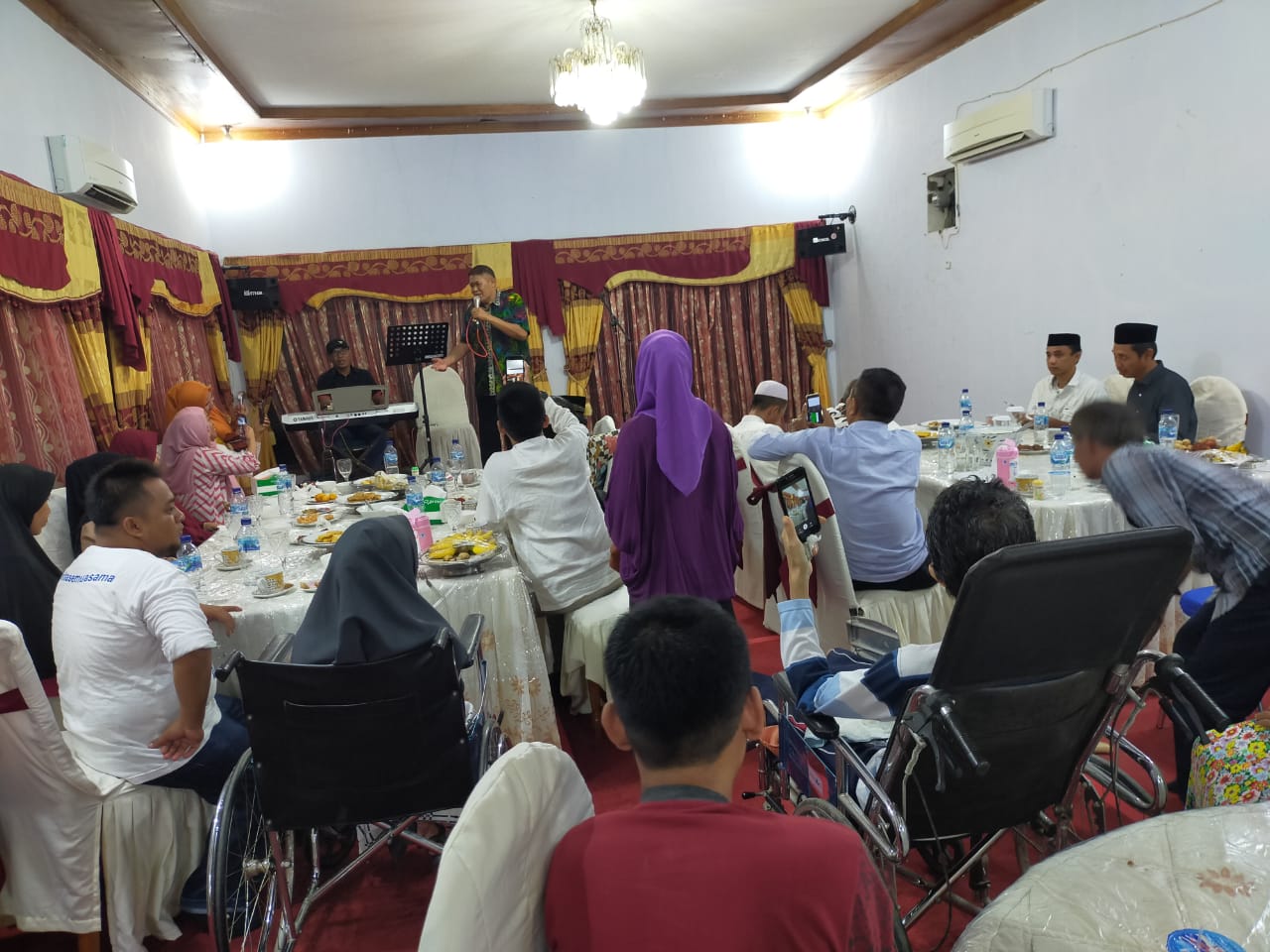 Bupati Jamu Makan Malam Puluhan Penyandang Disabilitas di Rujab