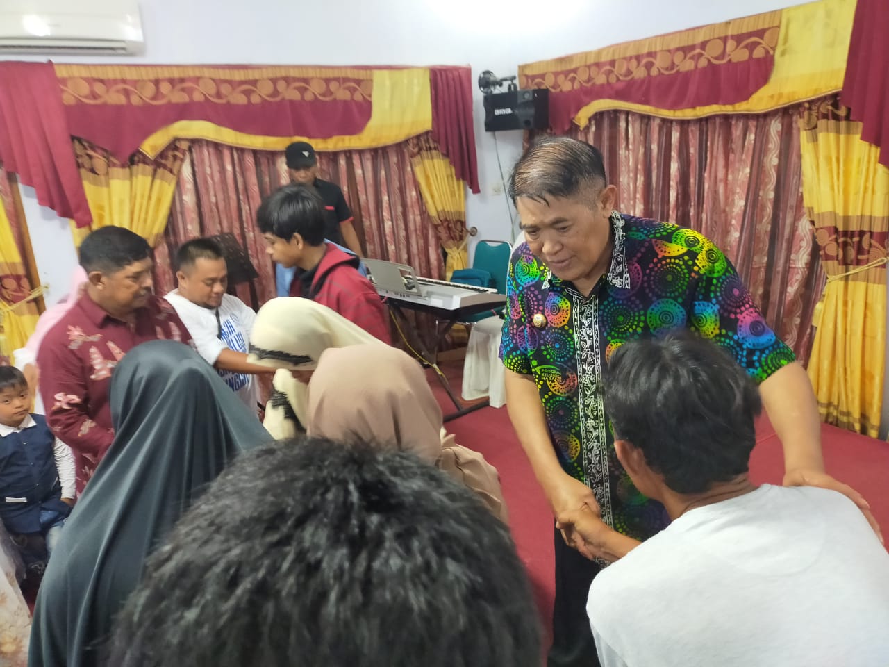 Bupati Jamu Makan Malam Puluhan Penyandang Disabilitas di Rujab