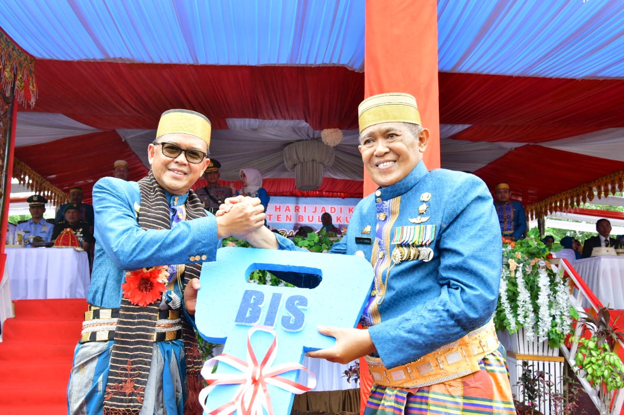 Hari Jadi Bulukumba, Gubernur Serahkan Bantuan Rp 50 Miliar dan 4 Bus Untuk Pariwisata