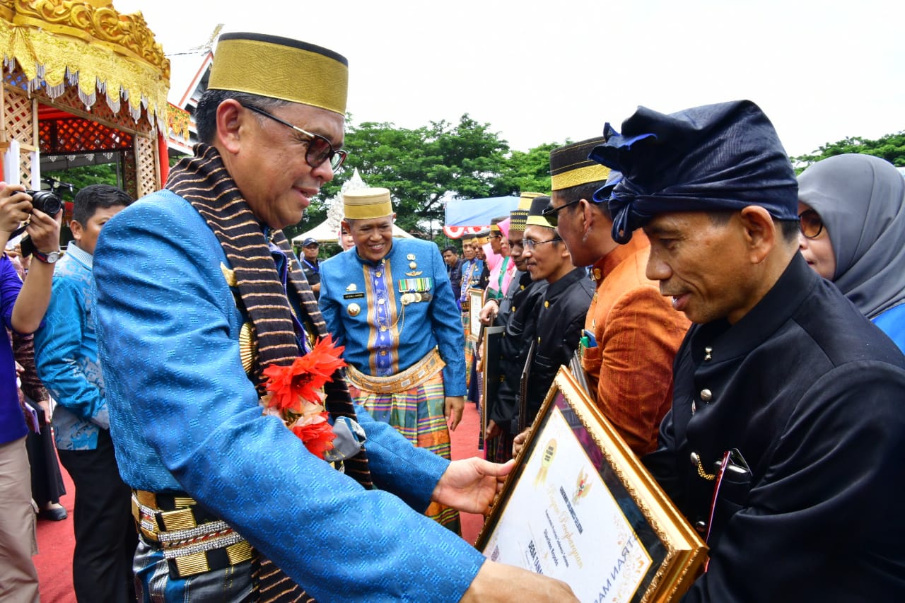 Hari Jadi Bulukumba, Gubernur Serahkan Bantuan Rp 50 Miliar dan 4 Bus Untuk Pariwisata