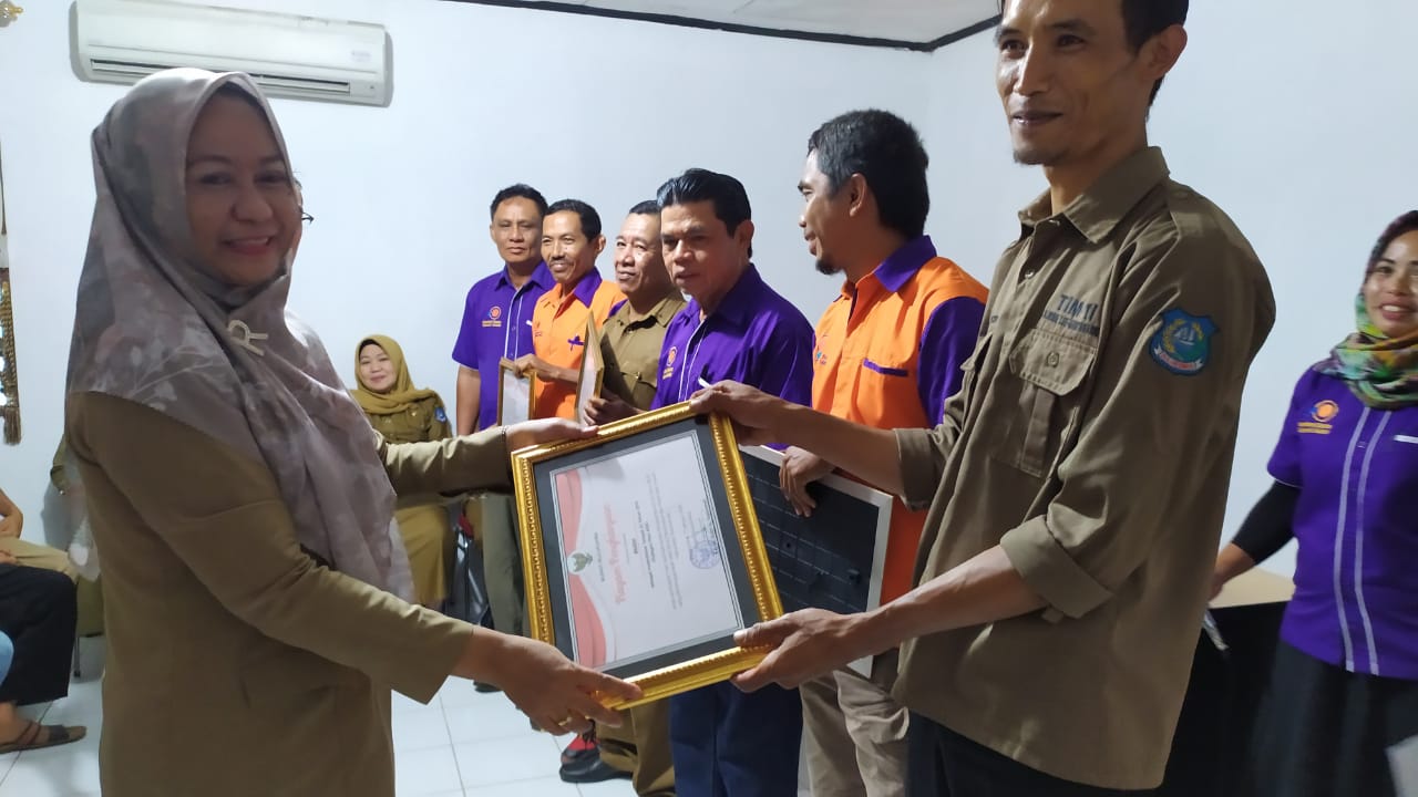 Dinas Peternakan dan Kesehatan Hewan Serahkan Piagam Penghargaan Kepada Petugas Inseminator Berprestasi