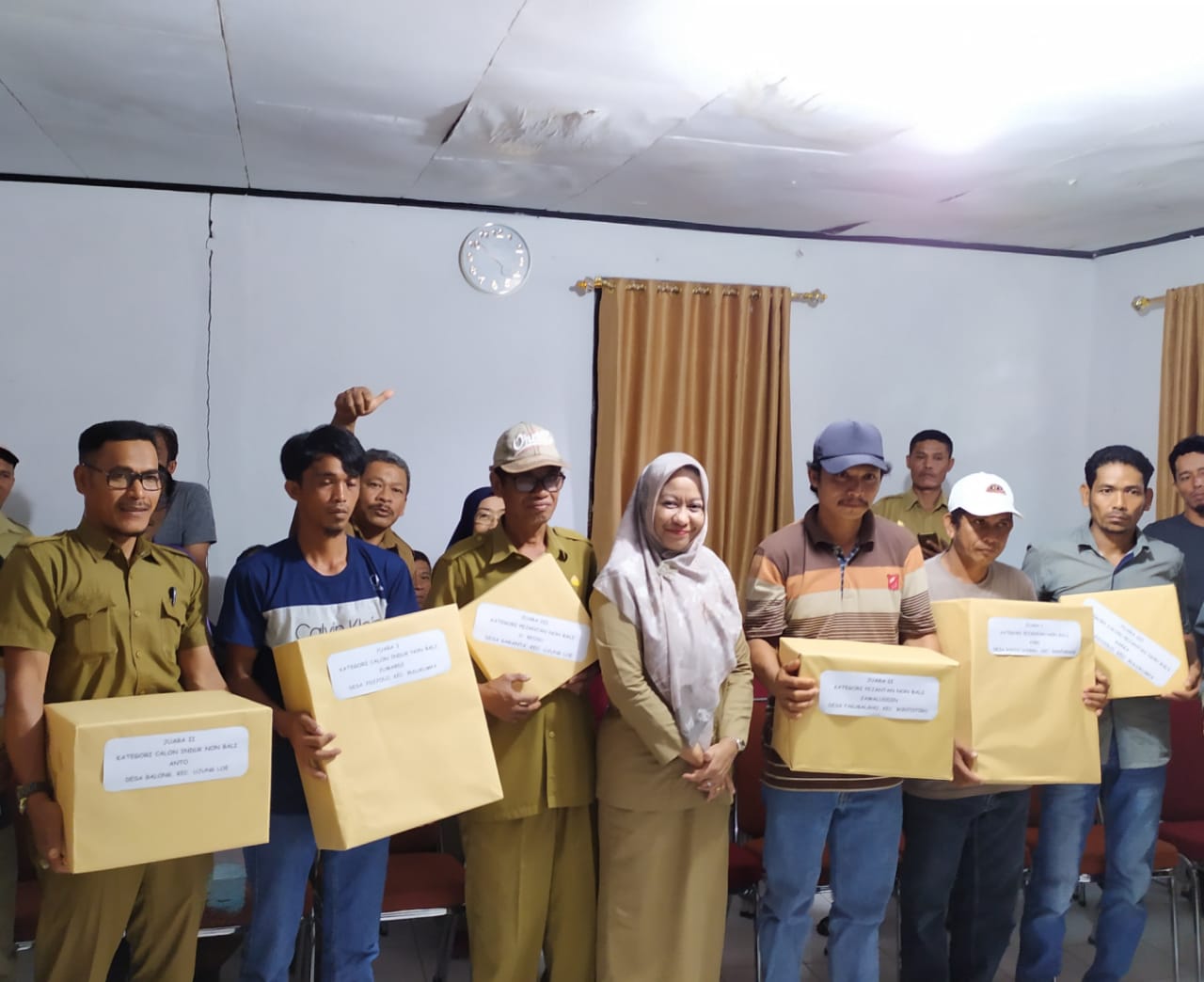 Dinas Peternakan dan Kesehatan Hewan Serahkan Piagam Penghargaan Kepada Petugas Inseminator Berprestasi