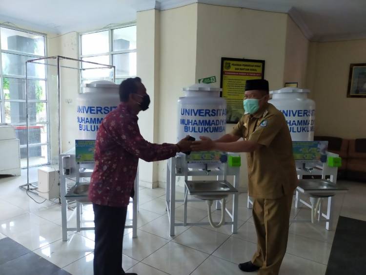 UMB Serahkan Bantuan Cuci Tangan Portable ke Gugus Tugas Covid-19