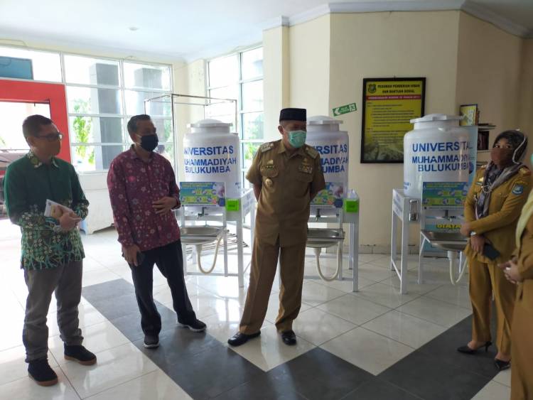UMB Serahkan Bantuan Cuci Tangan Portable ke Gugus Tugas Covid-19