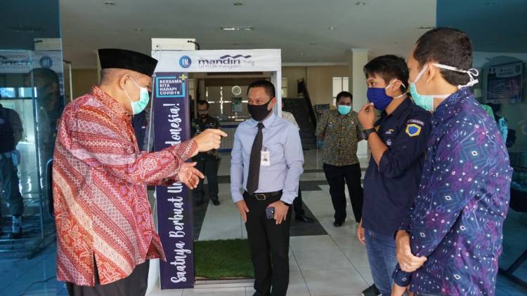 Bantu Tangani Covid-19, Bank Mandiri Bulukumba Serahkan Bantuan Bilik Semprot Antiseptic