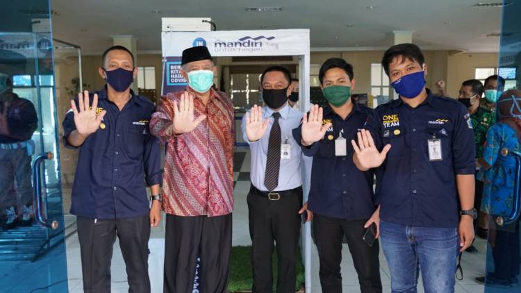 Bantu Tangani Covid-19, Bank Mandiri Bulukumba Serahkan Bantuan Bilik Semprot Antiseptic